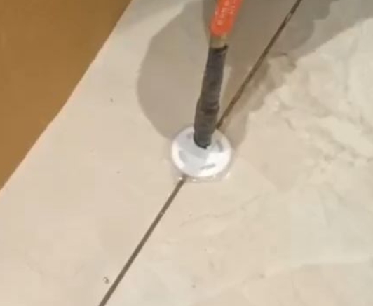吴桥瓷砖空鼓维修公司专业解答瓷砖在铺贴过程中，如果没有涂抹均匀到位的粘结材料（如水泥砂浆或瓷砖胶），可能会导致以下问题
