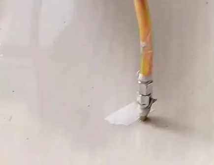 吴桥瓷砖空鼓维修公司专业解答在瓷砖铺贴过程中，如果使用的砂料过粗（如全部使用了粗砂），可能会导致以下问题